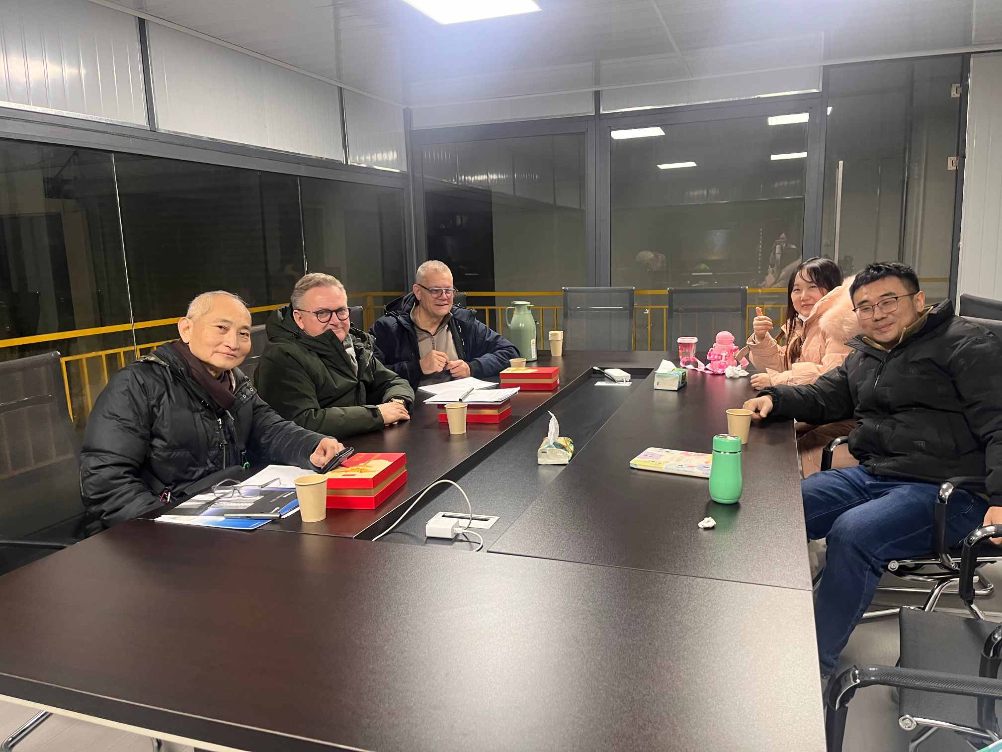Un cliente belga visita la fábrica de baterías de HITEK ENERGY y explora el proyecto de una central eléctrica fotovoltaica con almacenamiento de 10 MWh.